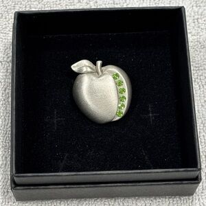 VTG Chelsea 1” Pewter Apple with Green Crystal Detail Lapel Pin Brooch